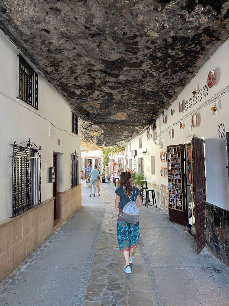 Spacer Agi pod skalnymi sufitami w Setenil de las Bodegas