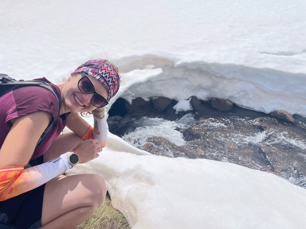 Aga przy lodowych formacjach w górach Sierra Nevada, Andaluzja