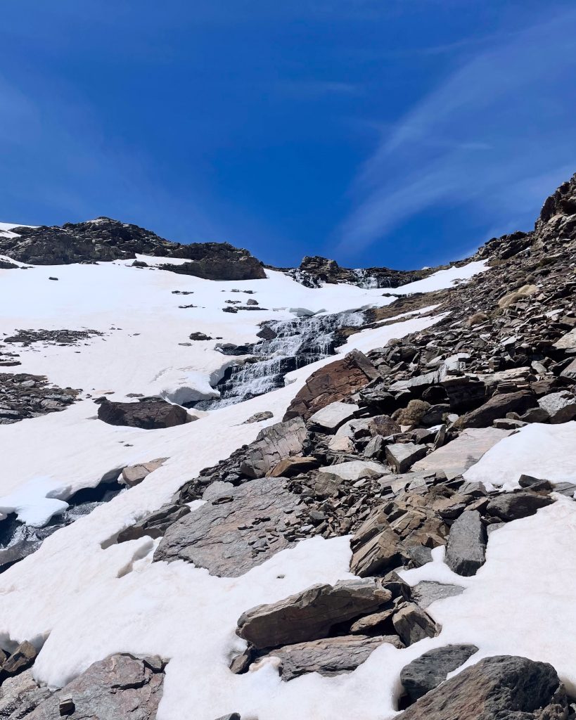Zamarzniały wodospad i śnieżne pola w Sierra Nevada, Andaluzja