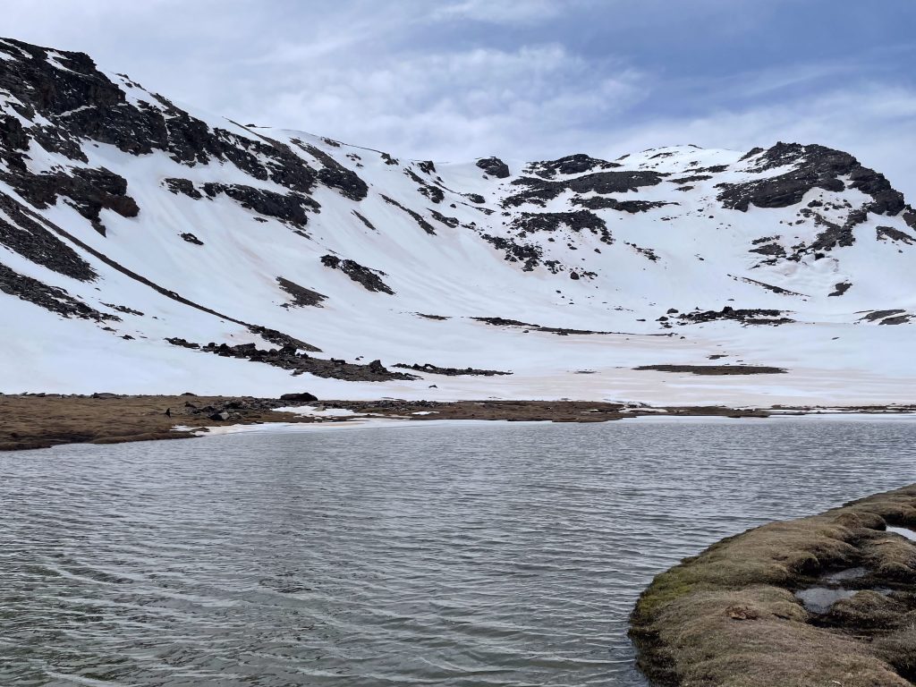 Śnieżne szczyty i krystaliczne jezioro w Sierra Nevada, Andaluzja