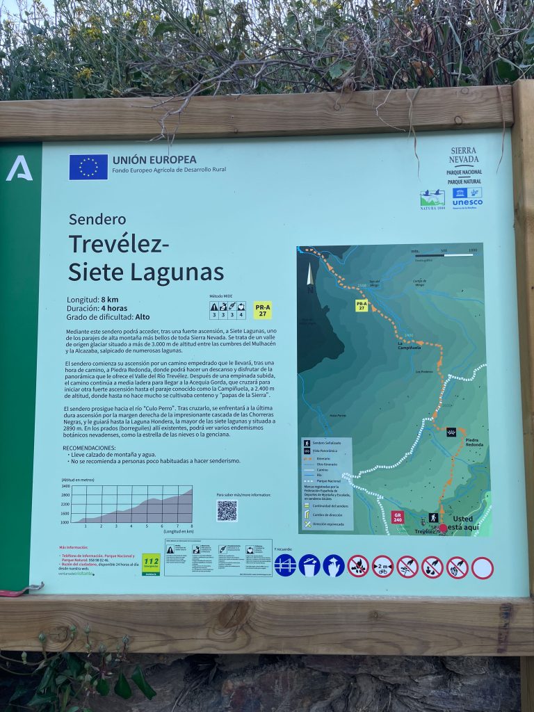 Tablica informacyjna szlaku Trevélez-Siete Lagunas w Sierra Nevada