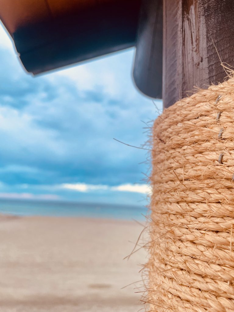 Słoneczny dzień na andaluzyjskiej plaży ze słomkowym kapeluszem
