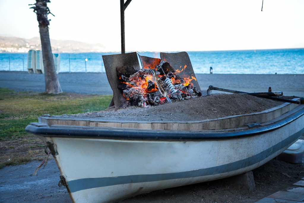 Wieczorny grill w łódce na andaluzyjskiej plaży nad Morzem Śródziemnym