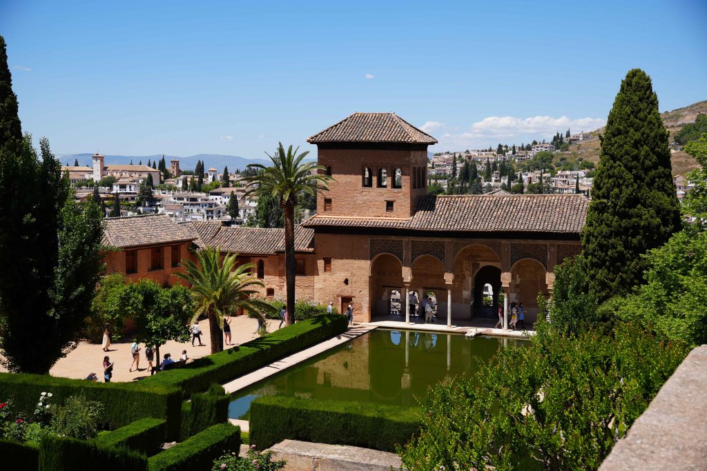 Przepiękne ogrody i mauretańska architektura Alhambry w Granadzie