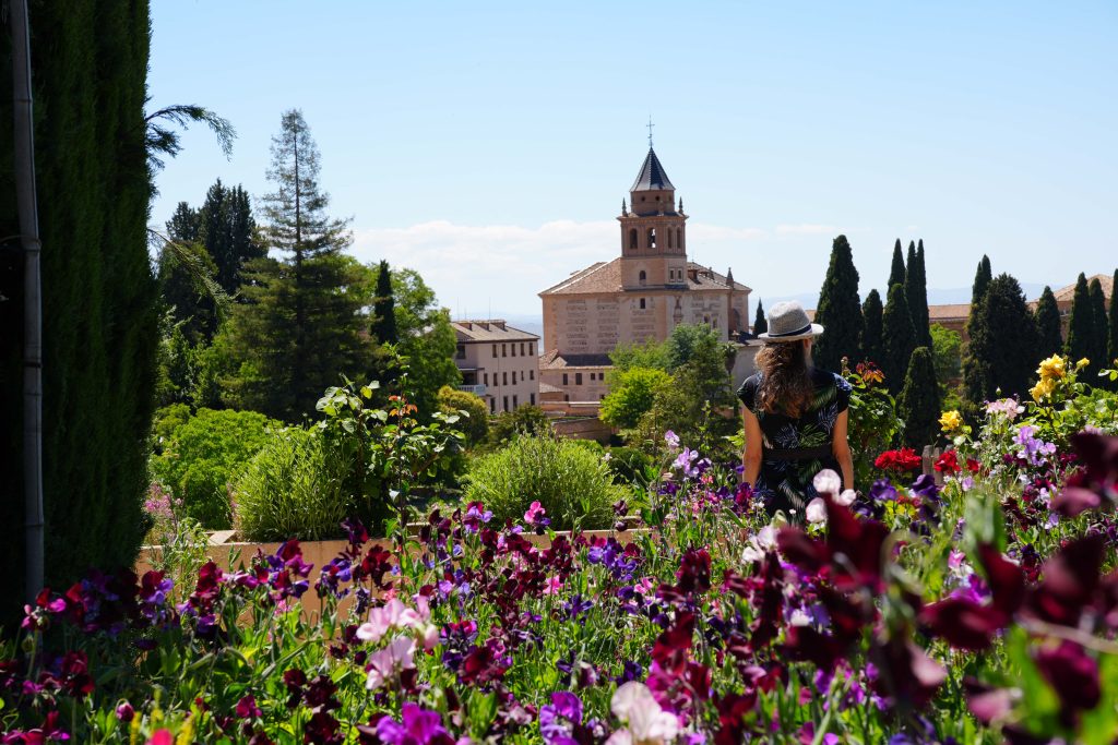 Wśród kwiatów Alhambry - Aga podziwiająca piękno Granady