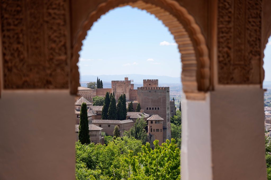Mauretańska architektura Alhambry obramowująca widok na Granadę