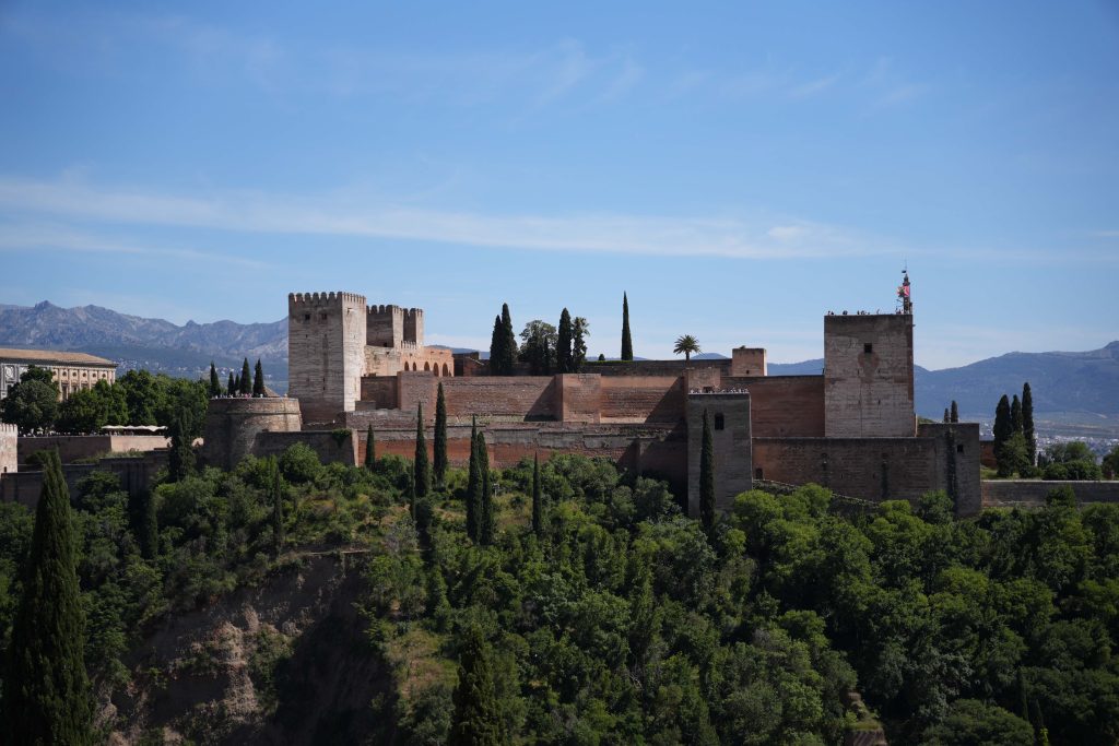 Panorama twierdzy Alhambra w Granadzie na tle górskiego krajobrazu