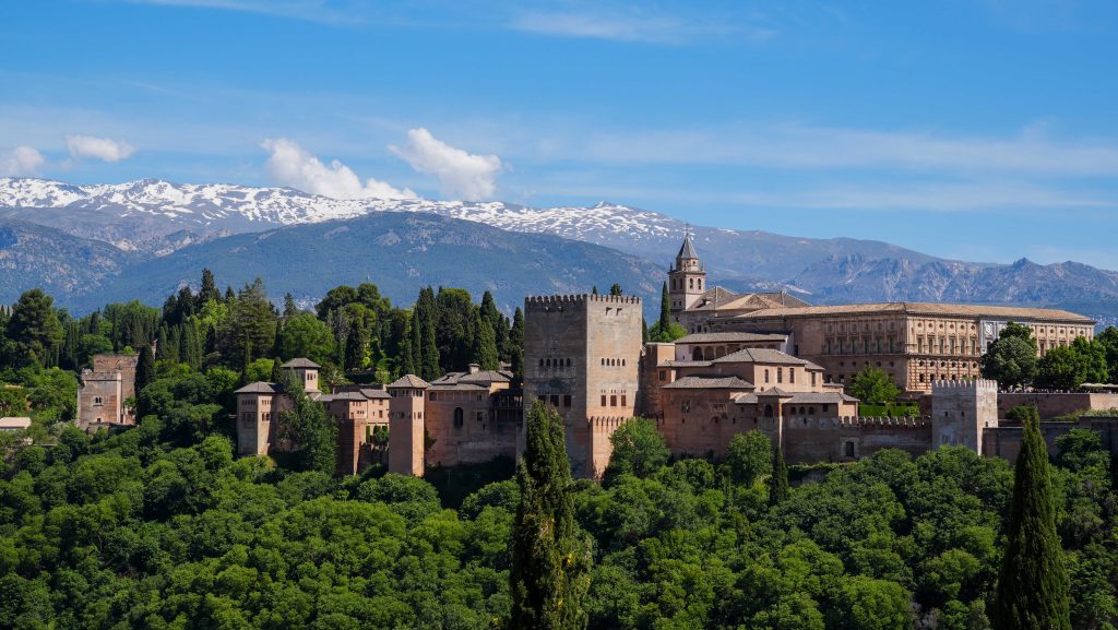Majestatyczna Alhambra w Granadzie z ośnieżonymi szczytami gór w tle