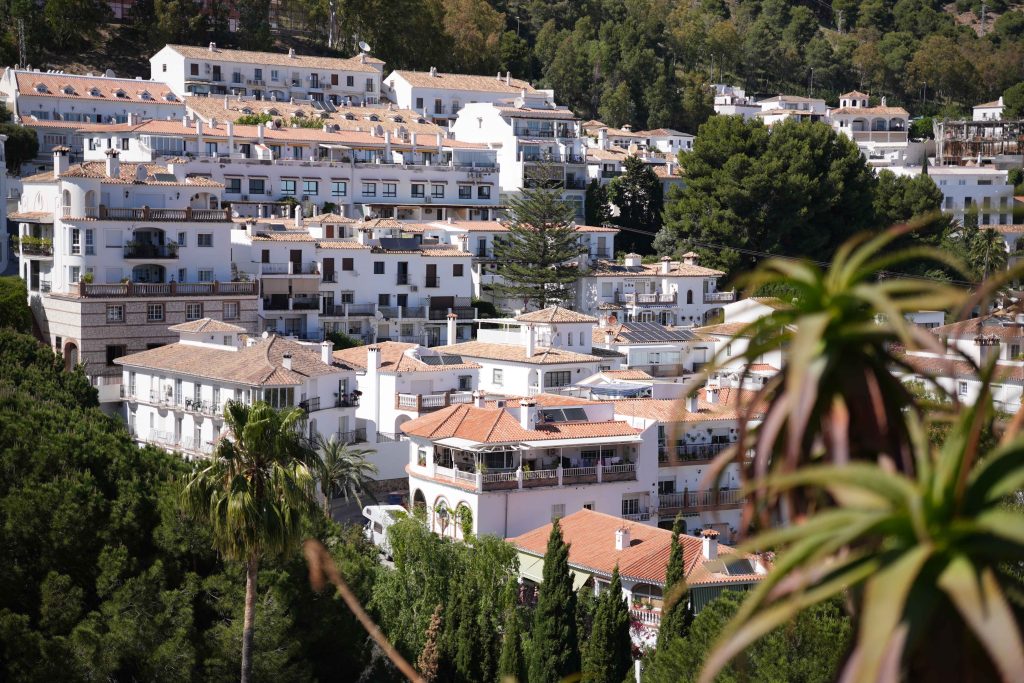 Malownicza andaluzyjska architektura na tle zieleni w Mijas