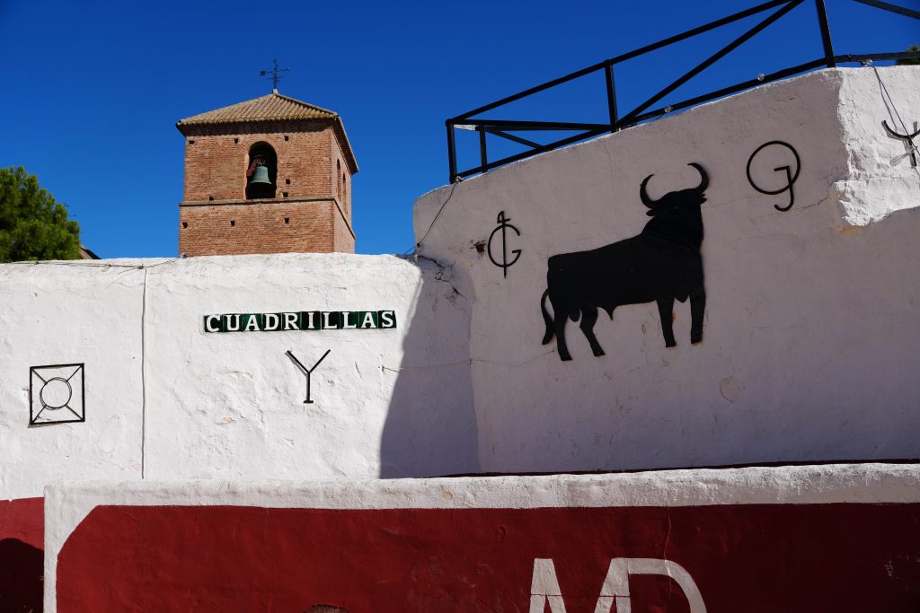 Hiszpańska corrida i architektura: plaza de toros w Mijas