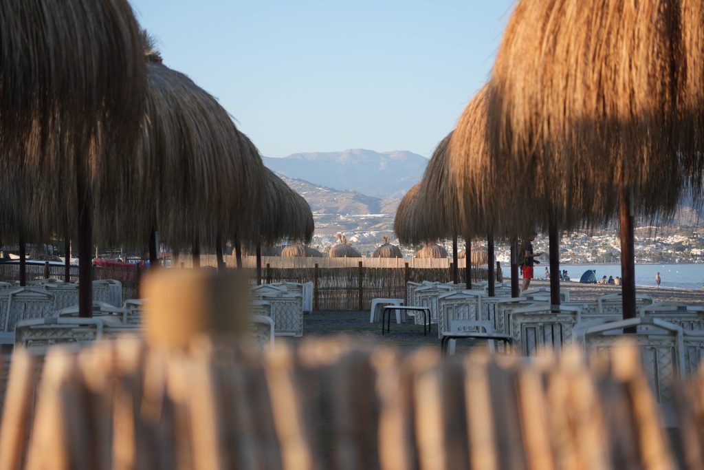 Słoneczny dzień na plaży z widokiem na góry w Andaluzji