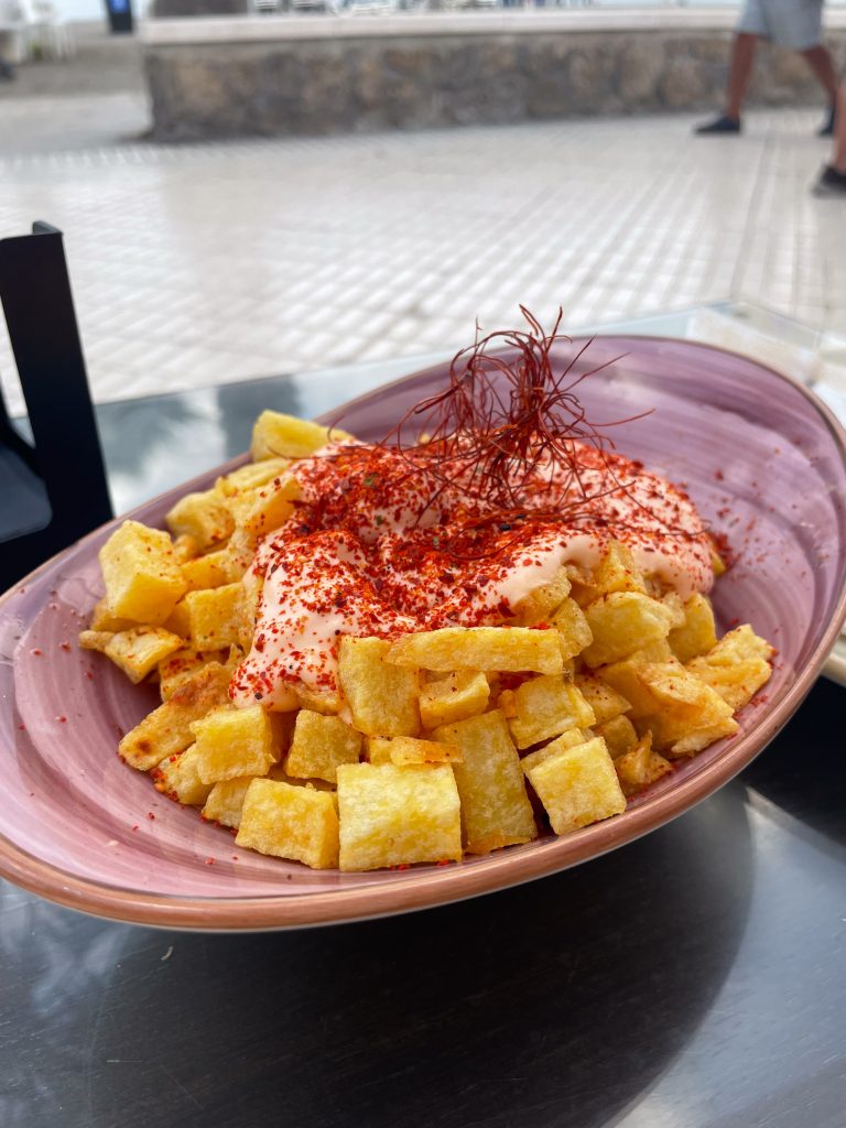 Patatas bravas z sosem aioli - kulinarna uczta w Andaluzji