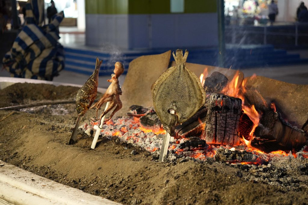Świeże owoce morza pieczone na ogniu w tradycyjny andaluzyjski sposób