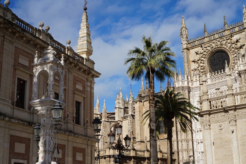 Zachwycająca architektura i palmy w sercu starej Sevilli