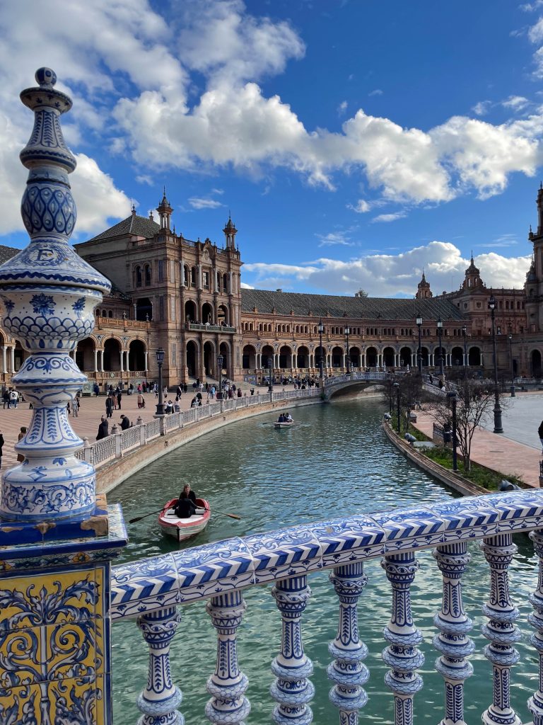Przepiękna architektura i kanały na Plaza de España w Sewilli