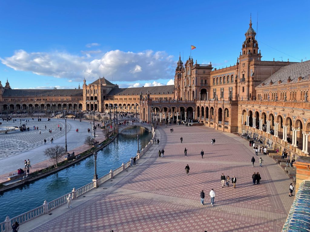 Przepiękna panorama placu Plaza de España w sercu Sewilli w Andaluzji