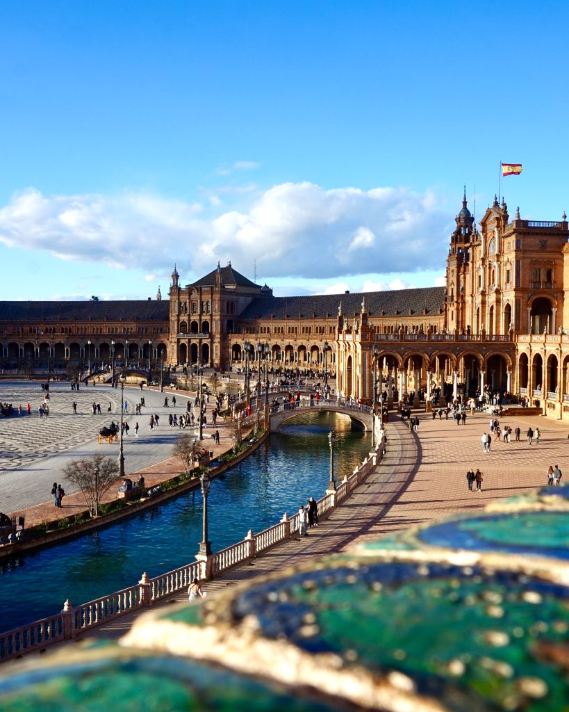 Wspaniała architektura i kanały na Plaza de España w Sewilli
