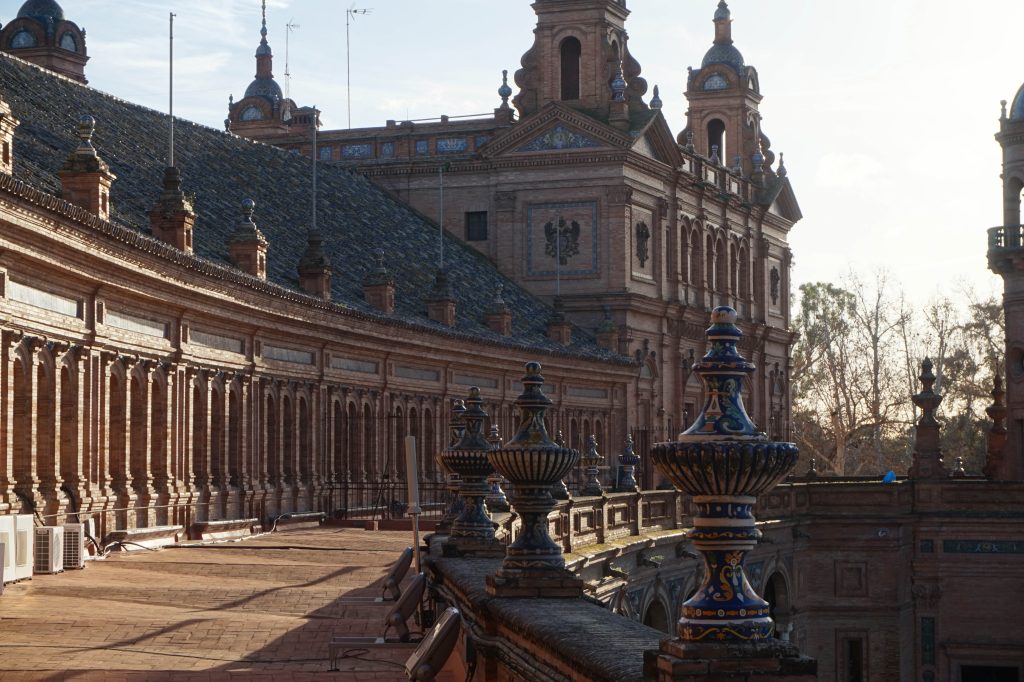 Kolorowe azulejos i wieże Plaza de España oświetlone w Sewilli