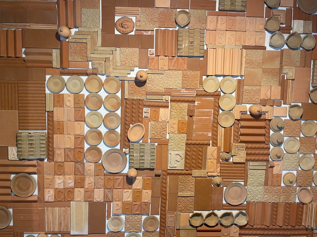 Ściany pełne ceramicznych detali – spacer po Sevilli w deszczu