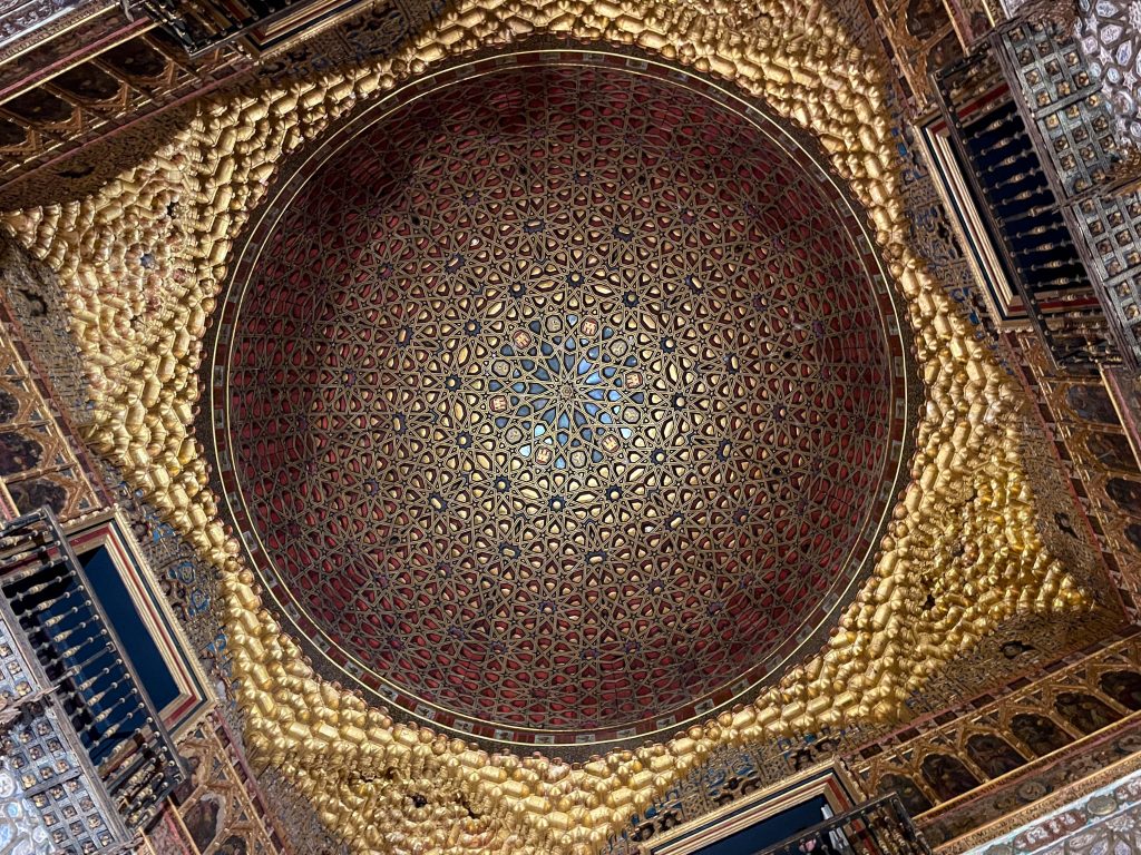 Zachwyty nad złotą kopułą w Real Alcázar de Sevilla