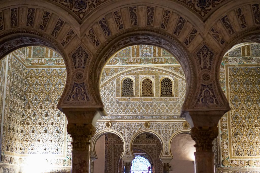 Przepiękne mauretańskie zdobienia Alcázaru Królewskiego w Sewilli