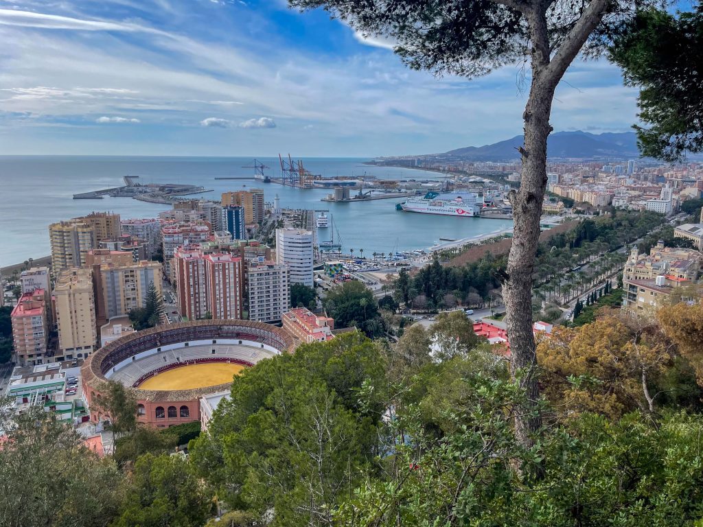 Zapierający dech widok na Malagę, arenę walk byków i port morski