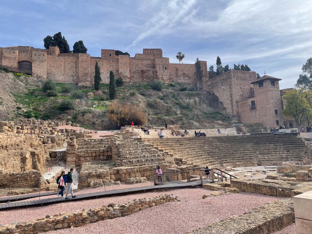 Ruiny antycznego teatru i alcazaba górującego nad starą Malagą
