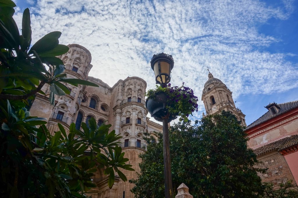 Malaga - spacer wśród kwiatów i historycznych wież katedry