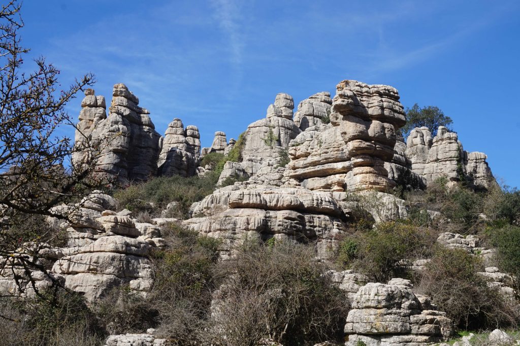 Malownicze wapienne formacje skalne w parku Torcal de Antequera